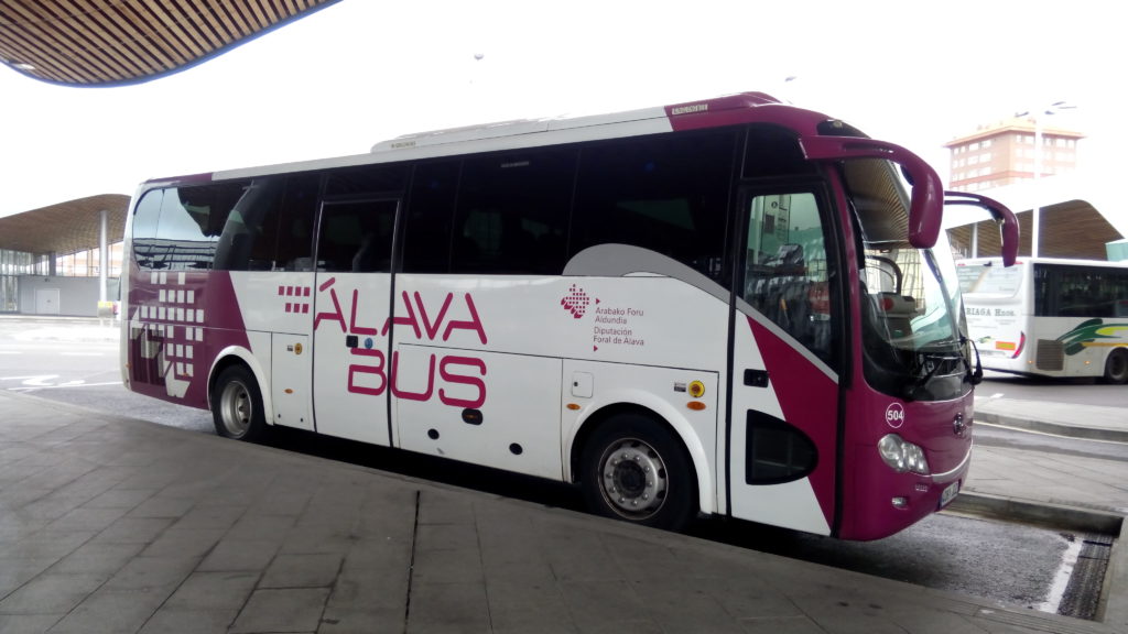 Autocar_King_Long_de_la_Linea_9_Vitoria-Logroño_en_la_Estación_de_Autobuses_de_Vitoria-Gasteiz